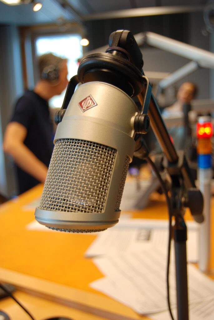 Bij Sprekerspool vind je ook de perfecte podcasthost.