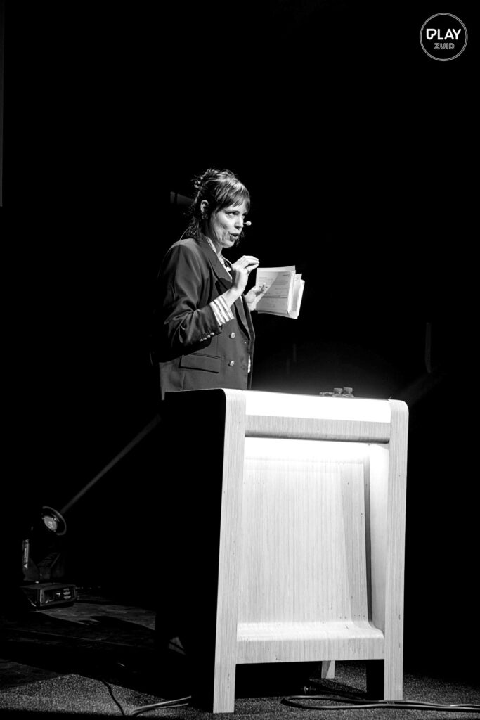 Liesa Naert, host en moderator bij Sprekerspool. Haar als dagvoorzitter inhuren kan ook!